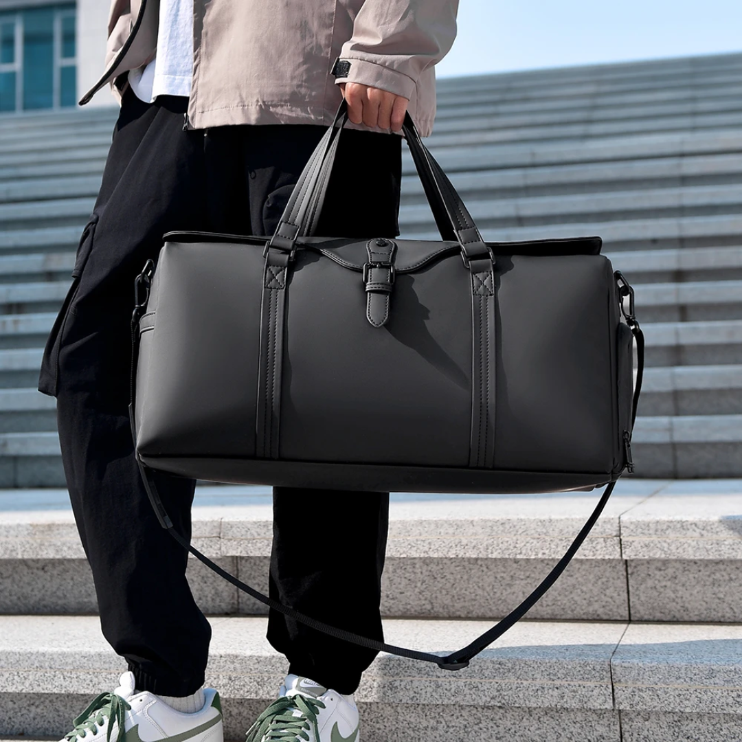 Travelling bag with a separate wet compartment