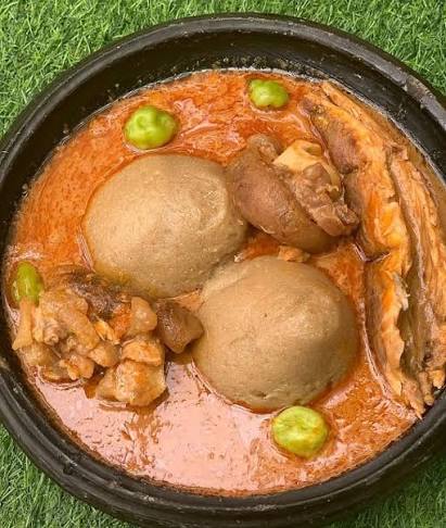 Kokonte with groundnut soup comes with meat/fishand intestines